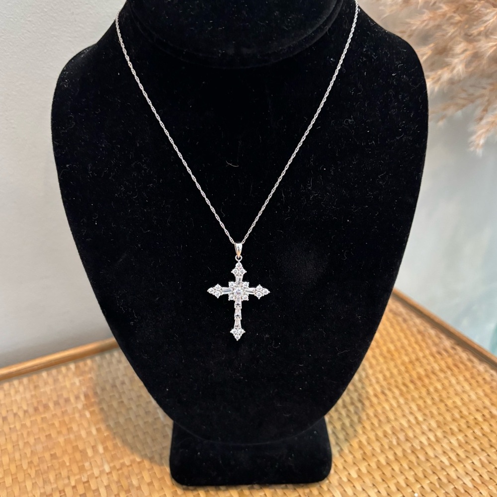 Sterling Silver Chain & Cubic Zirconia Cross Pendant Necklace new with tag